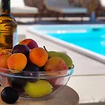 מלון Avraki 3*